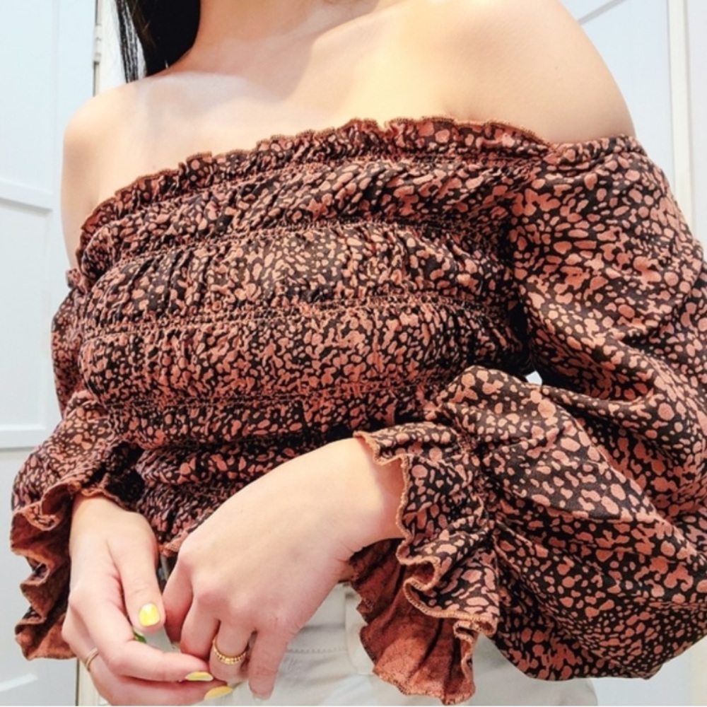 URBAN OUTFITTERS Leopard Off The Shoulder Top M
